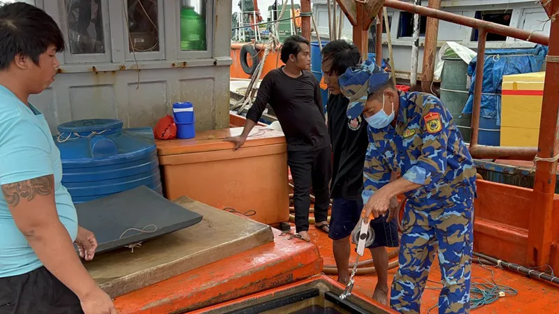  Lực lượng Biên phòng Thổ Châu kiểm tra tàu chở dầu DO không hóa đơn, chứng từ. Ảnh: CTV