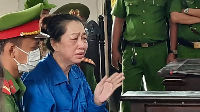  Bị cáo Nguyễn Thị Kim Hạnh (tức Mười Tường) liên tục nói mình bị oan. Ảnh: QUỐC BÌNH.