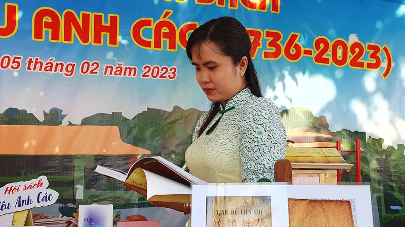 Đường sách tại lễ hội Tao đàn Chiêu Anh Các – nơi giới thiệu các tác phẩm văn thơ ca ngợi cảnh đẹp Hà Tiên xưa và nay. Ảnh: QUỐC BÌNH. 