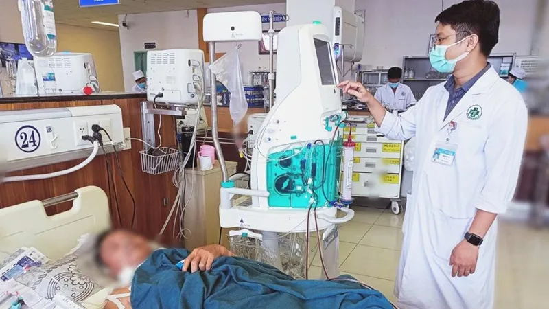 Một bệnh nhân bị ngộ độc nặng đang được điều trị tích cực tại Bệnh viện đa khoa trung tâm An Giang. Ảnh: CTV