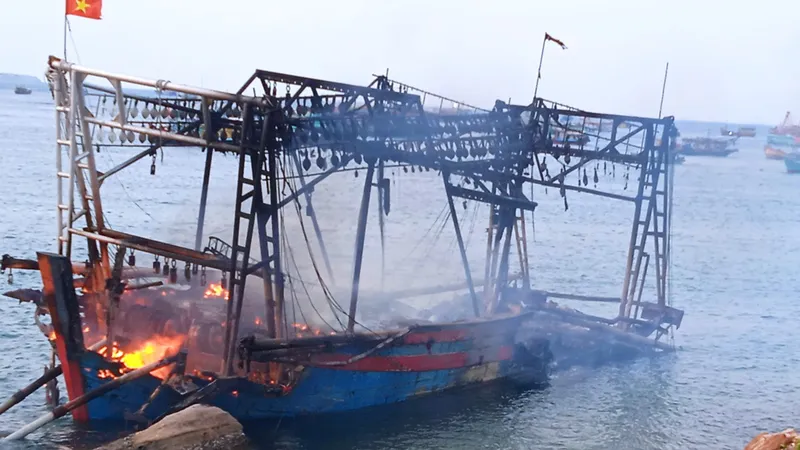 Cháy rụi tàu cá ở xã đảo Thổ Châu, thiệt hại 15 tỷ đồng