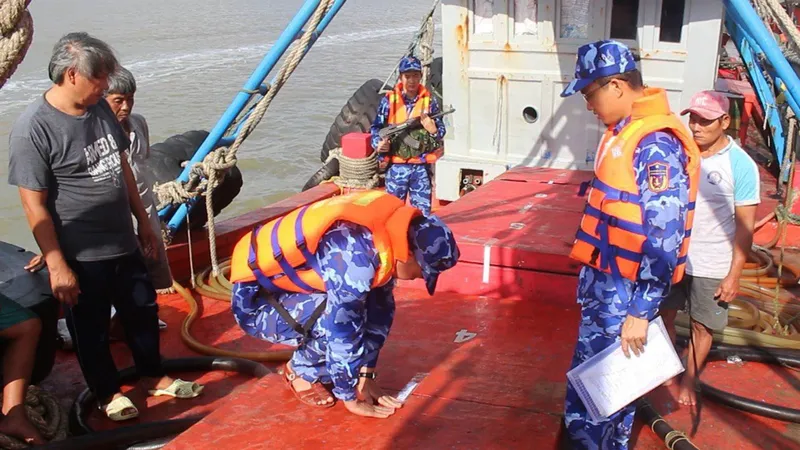 Bắt tàu vận chuyển 100.000 lít dầu DO không rõ nguồn gốc trên biển Tây Nam