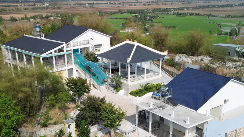 An Giang: Chủ nhân 3 căn biệt thự trái phép trên Núi Sập tự tháo dỡ