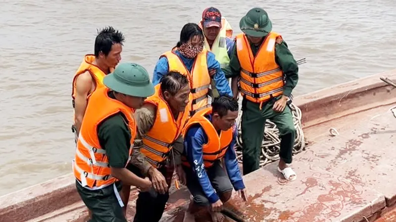 Cứu 4 người trên sà lan chở đá chìm ngoài cửa biển Kiên Giang