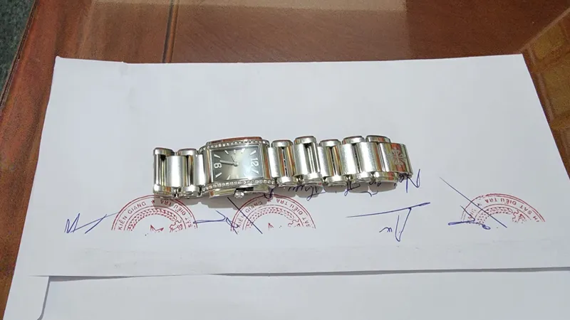 Sân bay Phú Quốc giao trả đồng hồ gần 300 triệu đồng cho nữ du khách 
