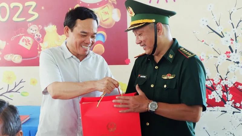 Phó Thủ tướng Trần Lưu Quang kiểm tra “điểm nóng” buôn lậu trên biên giới Tây Nam 