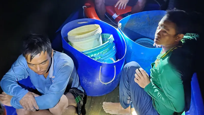 Bộ đội Biên phòng Kiên Giang cứu 5 người bị lật tàu cá trên biển