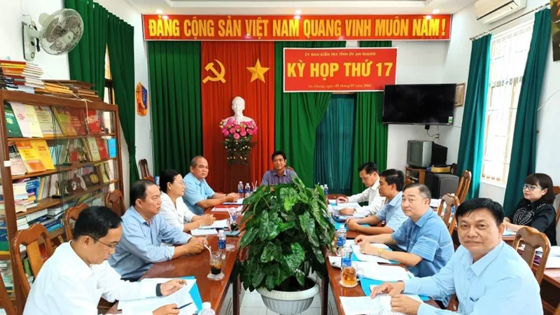 Kỷ luật cảnh cáo Cục trưởng Thi hành án dân sự tỉnh An Giang