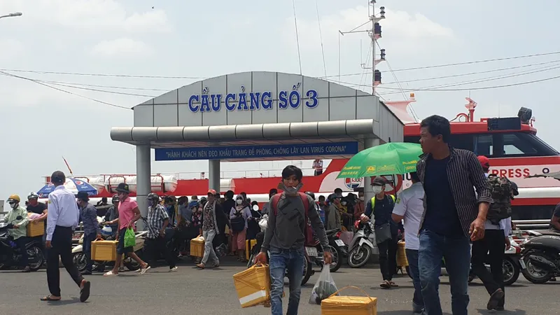 Tàu khách từ Phú Quốc cập bến Rạch Giá sau 3 ngày tạm ngưng do bão. Ảnh: QUỐC BÌNH 