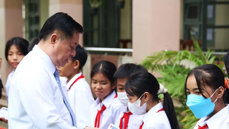 ĐBSCL: Học sinh nhiều nơi đến trường dự lễ khai giảng bằng vỏ lãi