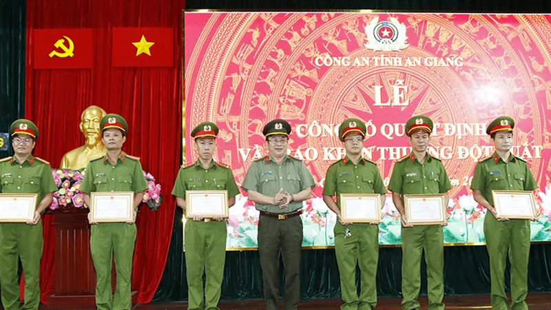  Thưởng nóng các đơn vị phá án vụ 5 lao động bị lừa sang Campuchia