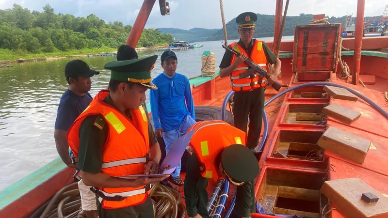 Kiên Giang: Bắt 2 tàu cá chở 120.000 lít dầu lậu