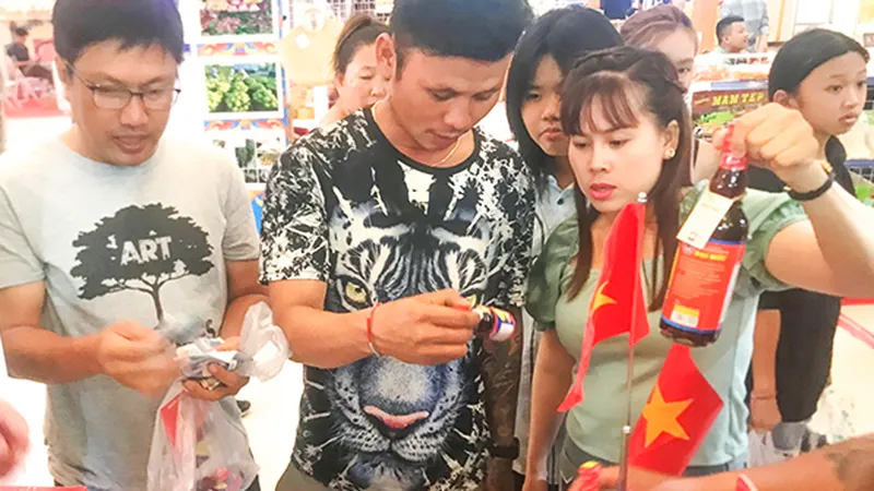 Đặc sản nước mắm Phú Quốc được khách hàng Campuchia quan tâm. Ảnh: CTV