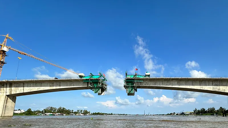 An Giang: Sắp hợp long cầu Châu Đốc