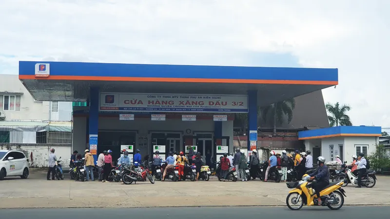 Sau khi xăng dầu tăng giá, nhiều cửa hàng ở ĐBSCL nhập xăng dầu bán trở lại