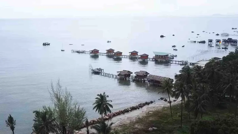 Hàng loạt công trình xâm phạm Khu bảo tồn biển Phú Quốc tại xã Hàm Ninh. Ảnh: QUỐC BÌNH