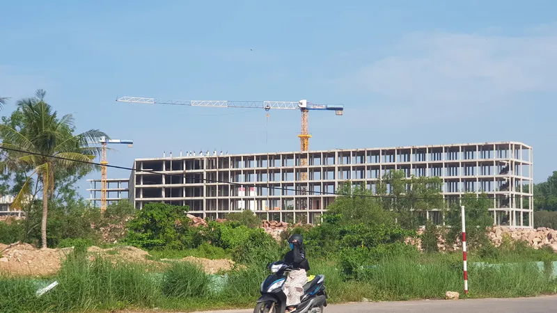 Dự án Sheraton Phú Quốc dừng thi công giữa chừng, bỏ hoang nhiều năm. Ảnh: QUỐC BÌNH.