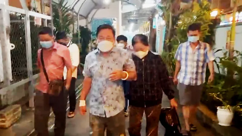 Bắt và di lý bị can Phước từ TP Hồ Chí Minh về An Giang. Ảnh: TIẾN TẦM.
