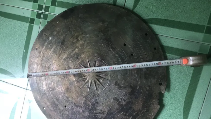 Mặt trống đồng hơn 2.000 năm tuổi do ngư dân cào lưới phát hiện. Ảnh do người dân cung cấp.