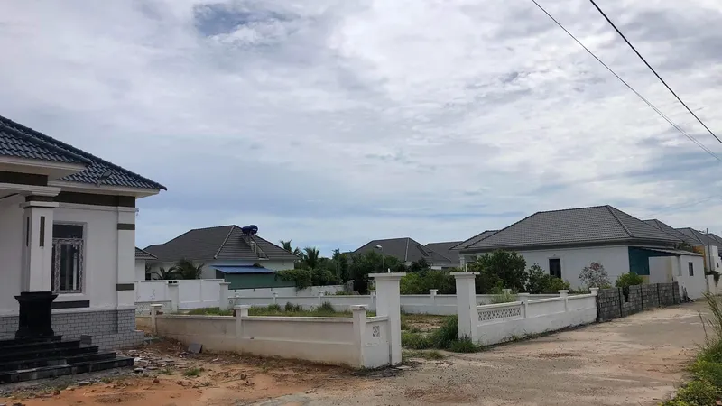 Tường rào và đường bê tông xây dựng trái phép trên khu đất xã Dương Tơ quản lý. Ảnh: QUỐC BÌNH