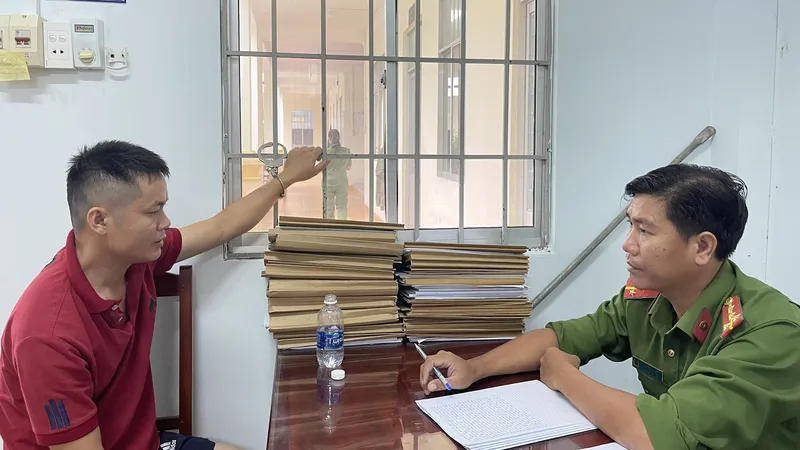 Hoàng Minh Vĩ tại cơ quan công an TP Phú Quốc. Ảnh: T.DŨNG