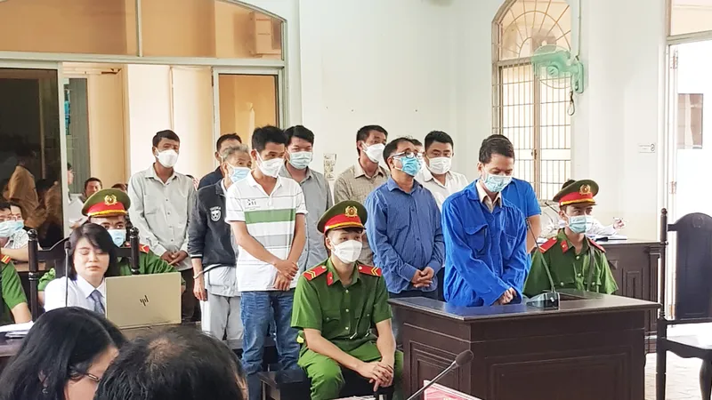 Các bị cáo làm thủ tục trước khi phiên tòa bước vào xét xử. Ảnh: K.Đ