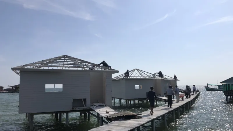 Công trình bungalow xây dựng trái phép trên biển Phú Quốc được chủ đầu tư tự nguyện tháo dỡ sau khi có quyết định bắt buộc cưỡng chế. Ảnh: QUỐC BÌNH