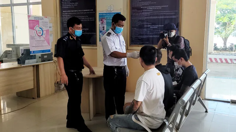 Lực lượng chức năng tỉnh An Giang kiểm tra sức khỏe cho các công dân vừa được phía Campuchia giải cứu và bàn giao. Ảnh: QUỐC BÌNH