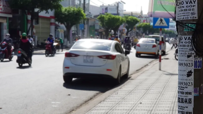 Các băng nhóm cho vay dán quảng cáo chi chít trên cột điện. Ảnh: QUỐC BÌNH