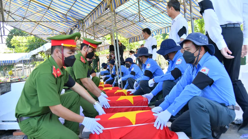 Truy điệu, an táng hài cốt liệt sĩ quân tình nguyện và chuyên gia Việt Nam tại Nghĩa trang liệt sĩ huyện Hòn Đất, Kiên Giang. Ảnh: QUỐC BÌNH