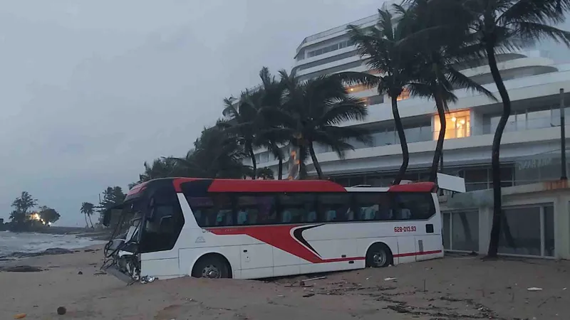Chiếc xe nằm trên bãi biển Dương Đông lúc rạng sáng 11-8. Ảnh: QUỐC BÌNH