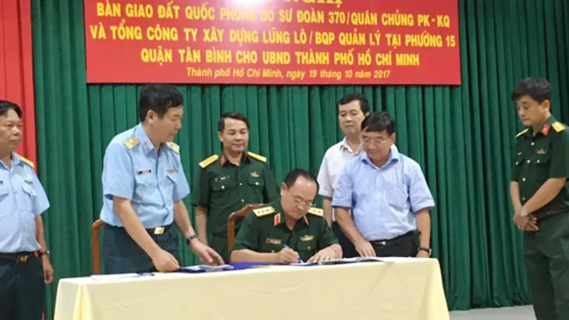 Thượng tướng Nguyễn Phương Nam, Phó Tổng tham mưu Trưởng Quân đội nhân dân Việt Nam ký biên bản bàn giao đất cho UBND TPHCM 
