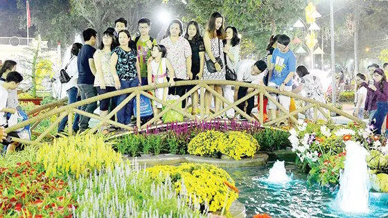 Tặng vé xe buýt, vé tham quan hội hoa xuân cho công nhân ở lại thành phố
