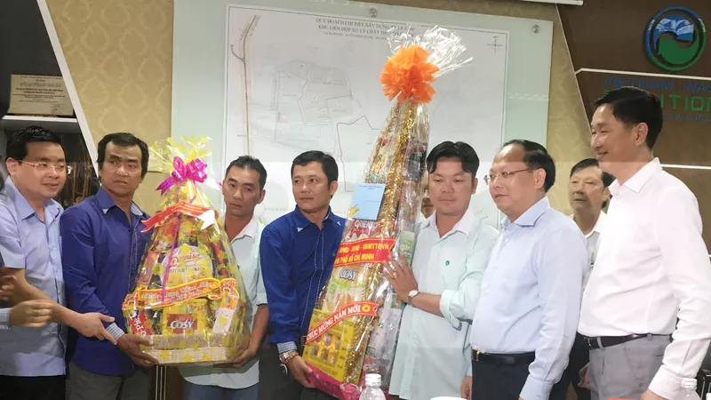 Lãnh đạo TP tặng quà cho Ban lãnh đạo và công nhân viên bãi rác Đa Phước