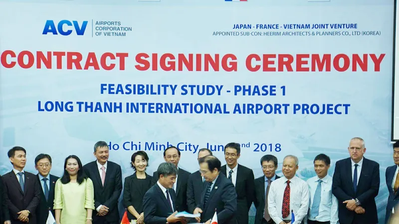 Buổi ký hợp đồng giữa các bên