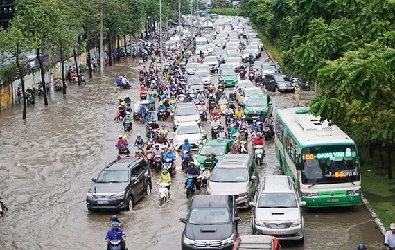 Chưa biết nguyên nhân gây ngập tại đường Nguyễn Hữu Cảnh