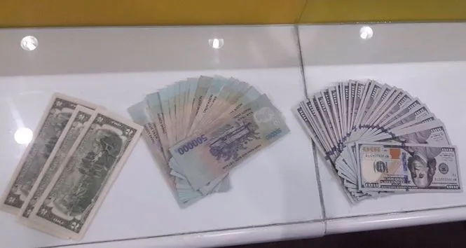 Tổng số tài sản hơn 100 triệu đồng được tài xế trả lại cho hành khách Hàn Quốc