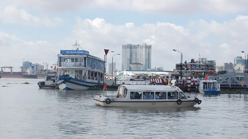 Tổ chức du lịch đường sông nội đô kết hợp phục vụ ẩm thực về đêm tại Bến Bạch Đằng