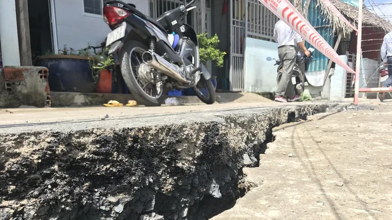 Khẩn trương xây dựng các dự án kè chống sạt lở. Ảnh: QUỐC HÙNG