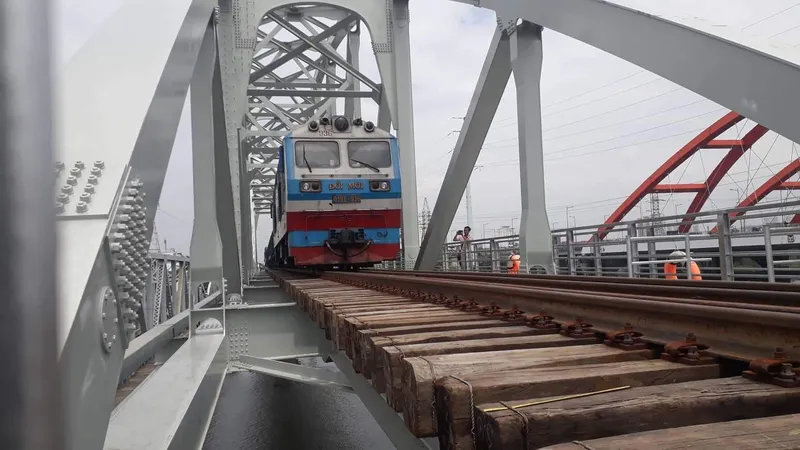 Cầu đường sắt Bình Lợi mới chính thức đưa vào hoạt động. Ảnh: QUỐC HÙNG