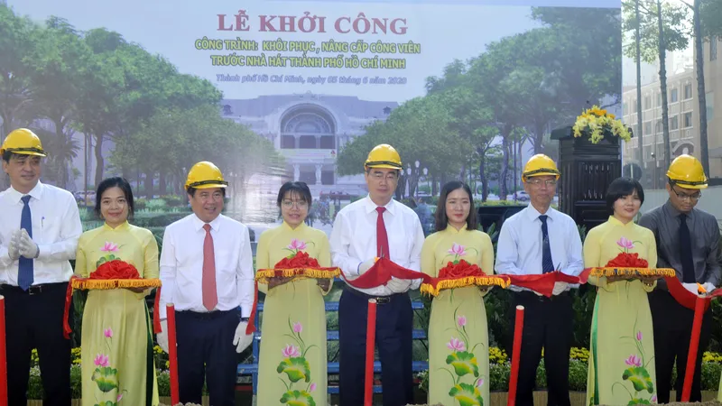 Bí thư Thành ủy TPHCM Nguyễn Thiện Nhân, Chủ tịch UBND TPHCM Nguyễn Thành Phong cùng lãnh đạo TP thực hiện nghi thức khởi công công trình khôi phục, nâng cấp công viên trước Nhà hát Thành phố, sáng 5-6-2020. Ảnh: CAO THĂNG