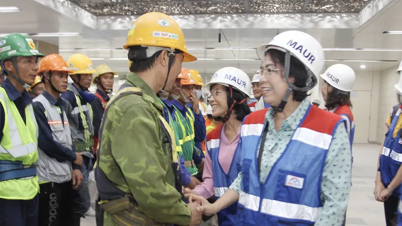 Thăm, tặng quà công nhân khó khăn đang thi công dự án metro số 1 tuyến Bến Thành - Suối Tiên ​