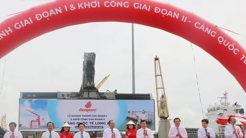 Lễ cắt băng khánh thành giai đoạn 1 và khởi công giai đoạn 2 Cảng quốc tế Long An. Ảnh: Thanh Bình/TTXVN