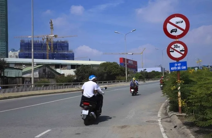 Từ ngày 3-10, cấm xe lưu thông qua cầu vượt Nguyễn Hữu Cảnh 
