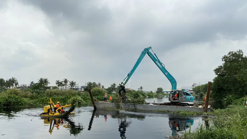 Tổ hợp hiện đại trên sông rạch TPHCM “gắp” hơn 5 tấn rác/giờ