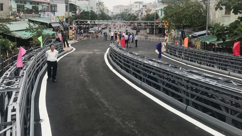 Thông xe cầu thép An Phú Đông, quận 12. Ảnh: QUỐC HÙNG