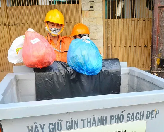 Thu gom rác thải phân loại tại nguồn ở quận 1. Ảnh: CAO THĂNG