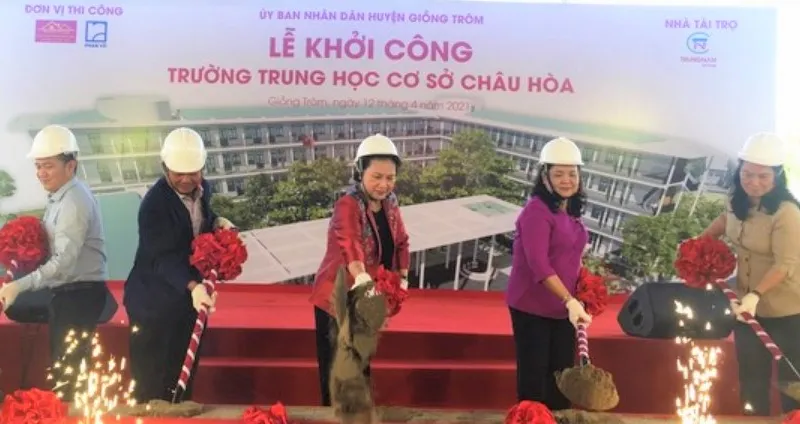 Nguyên Chủ tịch Quốc hội Nguyễn Thị Kim Ngân thực hiện nghi thức khởi công xây dựng Trường THCS Châu Hòa
