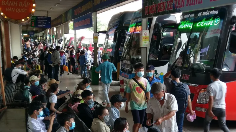 Người dân ùn ùn về quê nghỉ lễ, các bến xe quá tải