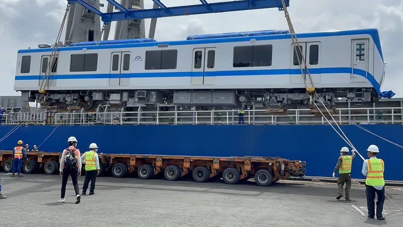 Hai đoàn tàu số 6, 7 ​của tuyến metro số 1 đã cập cảng Khánh Hội